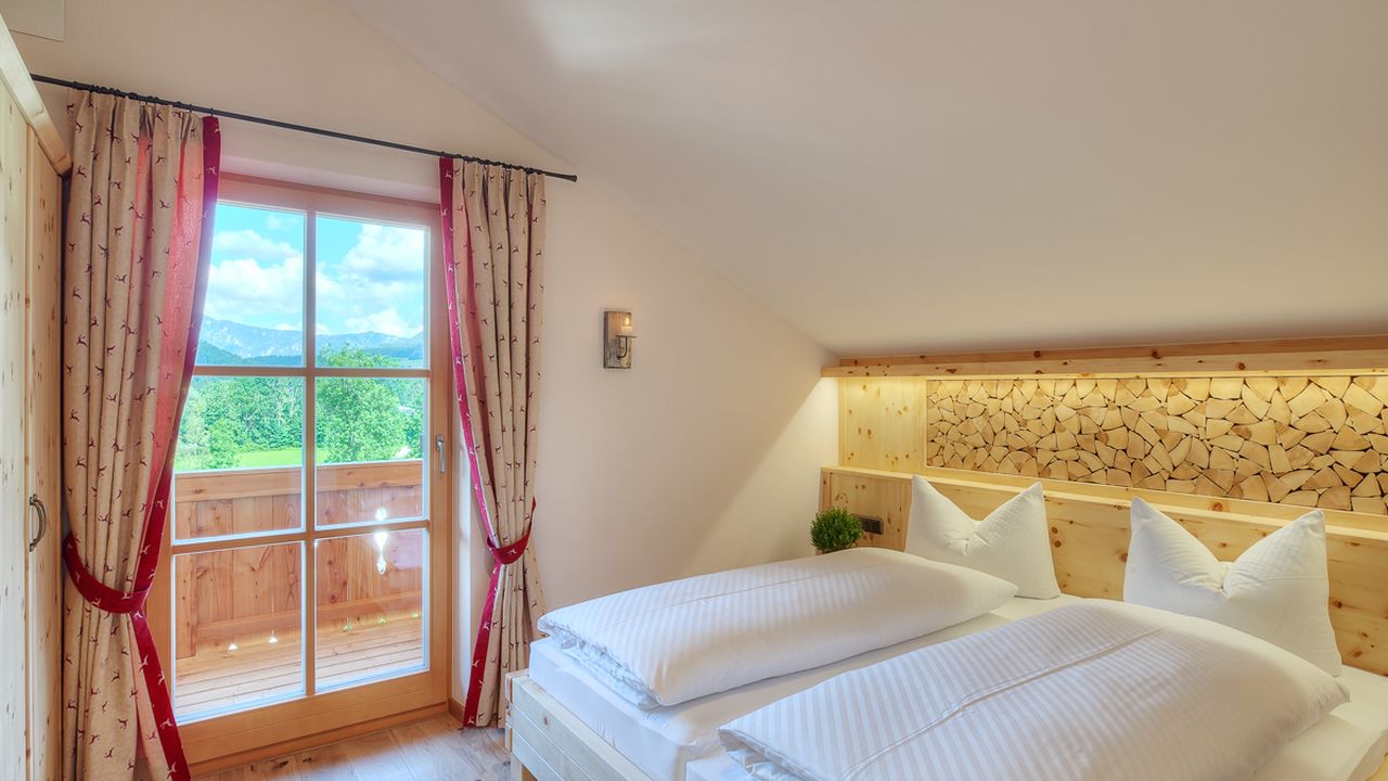 Schlafzimmer I mit maßgefertigter Zirbenholzausstattung, TV und Ostbalkon Schlafzimmer I mit maßgefertigter Zirbenholzausstattung, TV und Ostbalkon